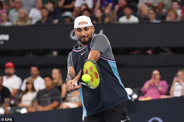 Nick Kyrgios asusta a los fanáticos luego de su regreso de una lesión mientras la sensación del tenis australiano sufre una derrota en la primera ronda del Brisbane Invitational
