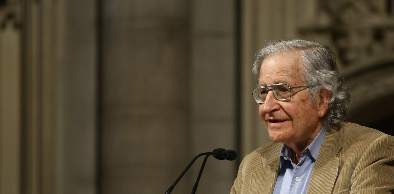 Noam Chomsky a los 96 años: el lingüista, educador, filósofo y pensador público ha tenido una enorme influencia intelectual y moral
