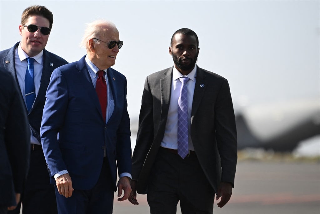 Noticias24 | Biden aterriza en Angola, en un viaje ensombrecido por el perdón a su hijo Hunter
