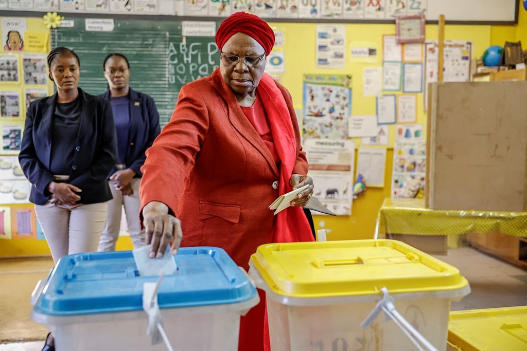 Noticias24 | Namibia obtiene la primera mujer presidenta, según un controvertido resultado oficial
