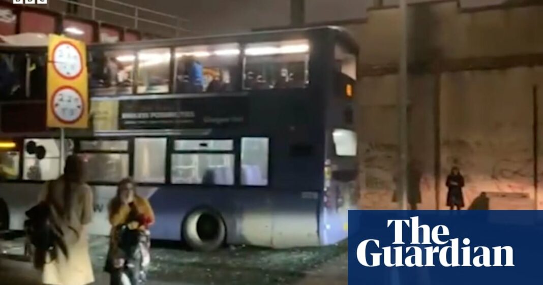 Ocho heridos, uno de ellos en estado crítico, después de que un autobús de dos pisos chocara contra un puente en Glasgow
