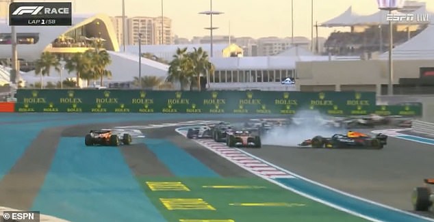 Max Verstappen recibió una penalización de 10 segundos después de parecer haber hecho contacto con Ocscar Piastri durante la primera vuelta del Gran Premio de Abu Dabi.