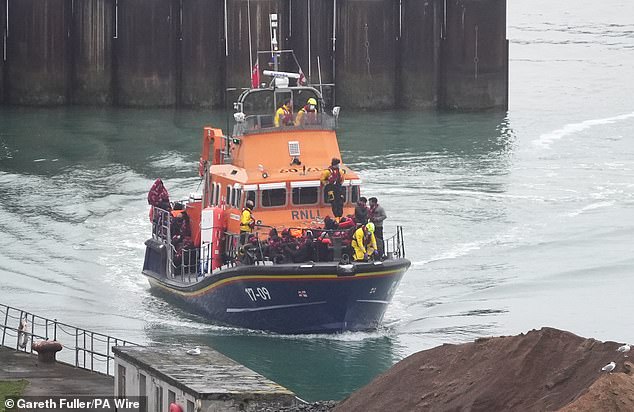 Un grupo de personas que se cree que son inmigrantes son llevadas a Dover, Kent, por el bote salvavidas RNLI Dover luego de un incidente con una pequeña embarcación en el Canal de la Mancha el 29 de diciembre.