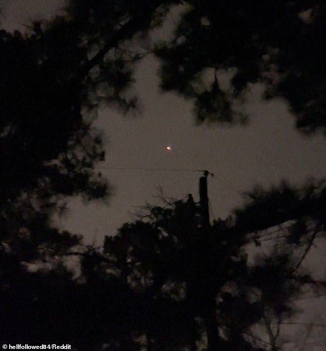 Un padre y un hijo en Georgia siguieron un misterioso 'orbe OVNI naranja' después de detectar el tono luminoso deslizándose por el cielo poco después de las 6:30 p.m. del jueves por la noche.