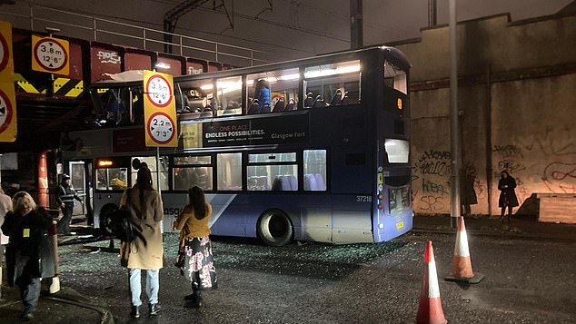 El primer autobús 4A se estrelló contra el puente del ferrocarril en Cook Street alrededor de las 6:10 p.m. del sábado por la tarde, y las imágenes de la escena parecen mostrar a los pasajeros atrapados a bordo del autobús.