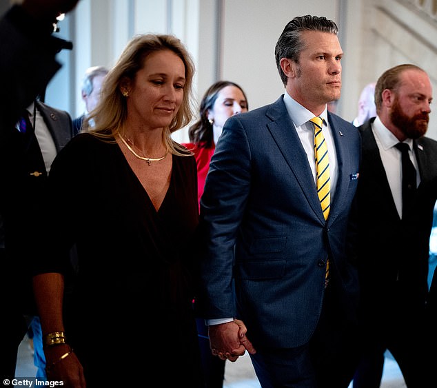 Pete Hegseth y su esposa Jennifer Rauchet caminan de la mano en el edificio Russell de Oficinas del Senado en Capitol Hill para reunirse con senadores el martes 3 de diciembre.