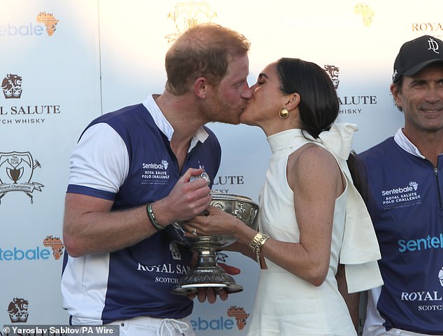 Meghan le entrega un trofeo de polo a Harry a principios de este año. Milos Barac, productor ejecutivo de la serie Polo de Netflix, dice: 