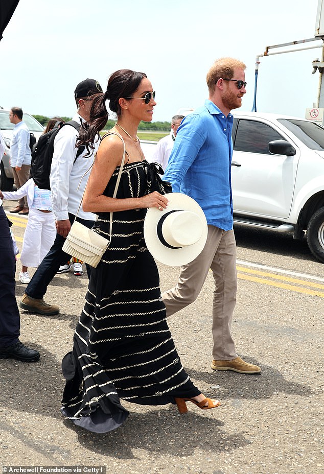 Meghan Markle con un bolso Cesta en una cena con el príncipe Harry en Columbia en agosto