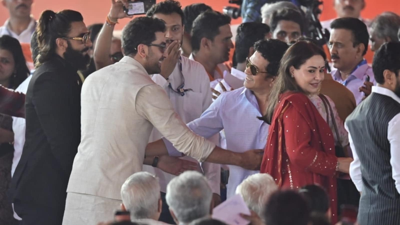 Ranbir Kapoor y Ranveer Singh se roban la atención con lo mejor formal en la ceremonia de juramento de CM de Maharashtra. ver foto
