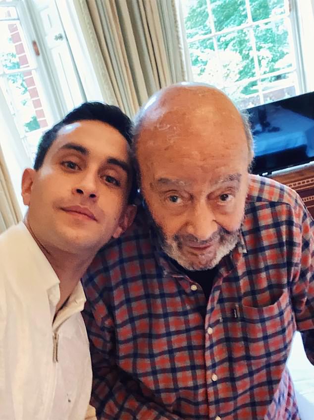 Omar Al Fayed con su padre Mohamed, quien pudo haber violado y abusado de más de 111 mujeres durante casi cuatro décadas.