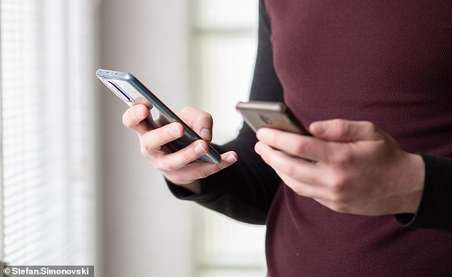 Llevar dos teléfonos móviles, un comportamiento cada vez más común, podría revelar mucho sobre la personalidad, según psicólogos (foto de archivo)