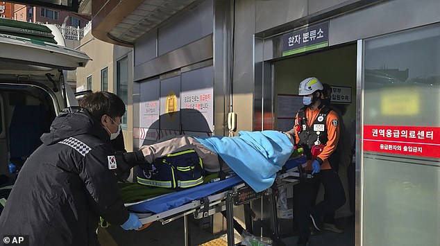 Una víctima rescatada de un accidente aéreo es transportada a un hospital en Mokpo, Corea del Sur, el domingo 29 de diciembre de 2024.