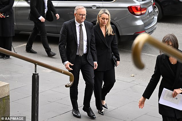 Anthony Albanese es el peor administrador económico de Australia en más de una generación, y eso no es exagerado (el Primer Ministro aparece en la foto con su prometida Jodie Haydon)