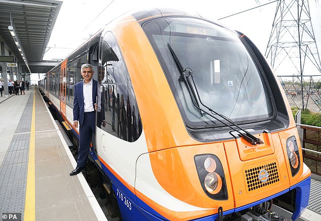 El alcalde de Londres, Sadiq Khan, en un tren de superficie de Londres en Barking en julio de 2022