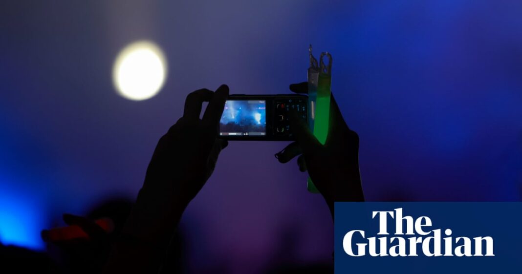 Salga de esto: el club de Manchester se suma a la creciente tendencia de prohibir las cámaras de los teléfonos
