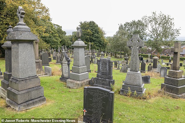 Se ha descubierto una segunda fosa común sin nombre en el cementerio de Royton en el área metropolitana de Manchester.