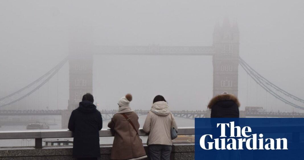 Se espera que una espesa niebla continúe causando perturbaciones en los aeropuertos del Reino Unido el domingo
