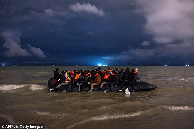 Migrantes abordan un bote inflable de contrabandistas en un intento de cruzar el Canal de la Mancha, en la playa de Bleriot en Sangatte, cerca de Calais, al norte de Francia, el 30 de octubre de 2024. Foto de archivo