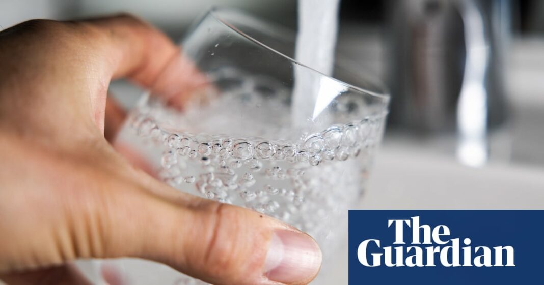 Se insta a las empresas de agua a ayudar a los hogares vulnerables a medida que las facturas aumentan considerablemente
