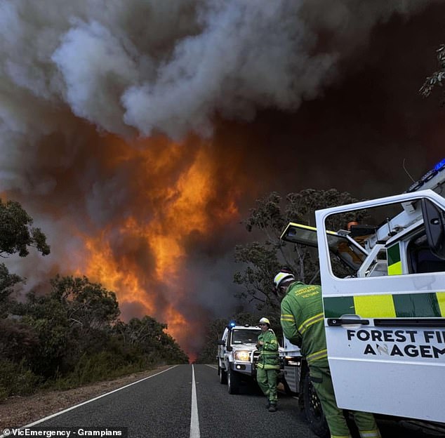 Más de 100 bomberos están luchando para contener un incendio monstruoso que arrasa la Parte Nacional de los Grampians en el oeste de Victoria.