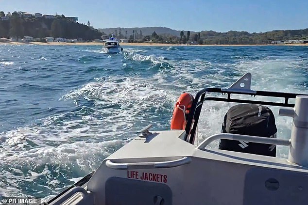 La búsqueda de un niño de 15 años desaparecido ha entrado en su segundo día después de que fue arrastrado desde un saliente rocoso en North Avoca Beach.