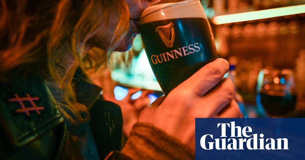 Se suministran raciones de Guinness a los pubs británicos a medida que aumenta la popularidad entre la generación Z
