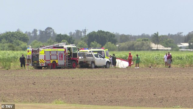 Se teme que una persona haya muerto y otras dos están siendo atendidas por paramédicos después de que una avioneta se estrellara en el aeródromo de McIntyres (en la foto, servicios de emergencia) en Palmers Island el domingo.