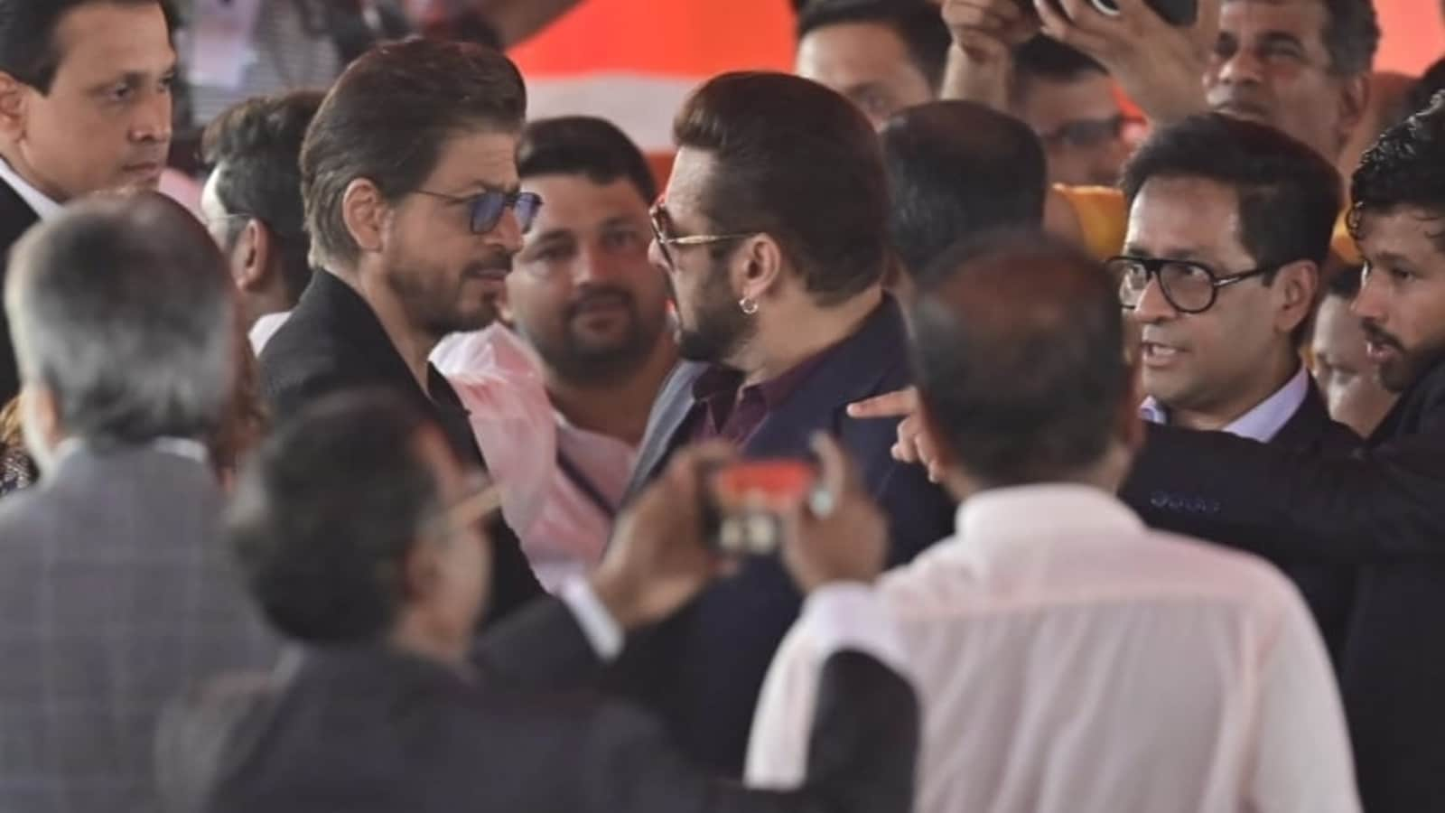 Shah Rukh Khan y Salman Khan comparten un abrazo en la ceremonia de juramento de Maharashtra CM. Mirar
