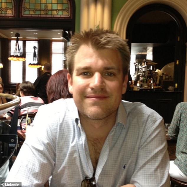 Un expatriado australiano que dirige una próspera cadena de cafeterías en Londres, Huw Wardrope (en la foto), dijo que las empresas en su país deberían dejar de cobrar recargos en las tarjetas a los clientes.