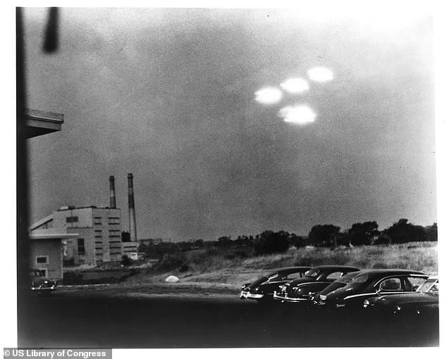 Arriba, el fotógrafo de la Guardia Costera de EE. UU., Shell Alpert, tomó esta fotografía a través de la pantalla de una ventana el 16 de julio de 1952, supuestamente capturando cuatro objetos voladores no identificados en una formación en 'V' sobre la Estación Aérea de Salem, Massachusetts, en los primeros días de los 'OVNIs y El misterio de las armas nucleares