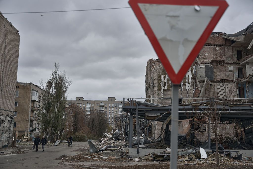 Superada en número y armas, Ucrania lucha por detener el avance ruso cerca de Pokrovsk
