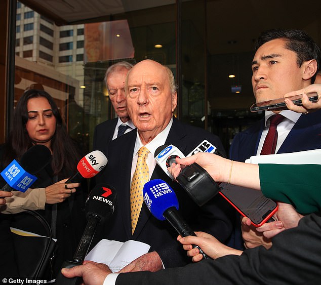 El locutor Alan Jones fue acusado de otros ocho cargos poco antes de comparecer ante un tribunal de Sydney el miércoles (en la foto) por acusaciones históricas que incluyen agresión indecente.