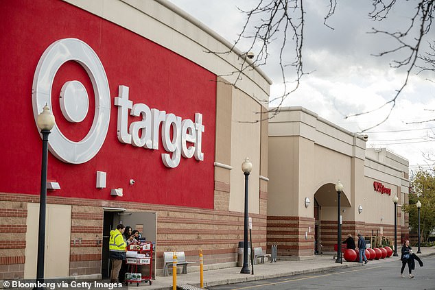 Target envía advertencias automáticas a los consumidores semanas después de comprar artículos retirados del mercado. Un mensaje de voz dejado por la compañía a uno de esos compradores, obtenido por DailyMail.com, ofrecía un descargo de responsabilidad sobre el envenenamiento por salmonela el miércoles.