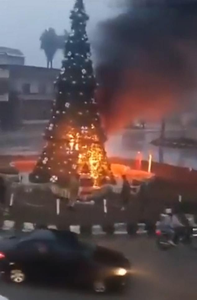 El árbol de Navidad cerca de la ciudad de Hama fue incendiado apenas dos días después de su encendido y horas antes de Nochebuena