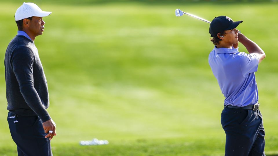 Tiger Woods dice que su hijo Charlie le ganó en una ronda de golf por primera vez, pero sólo en un campo de nueve hoyos
