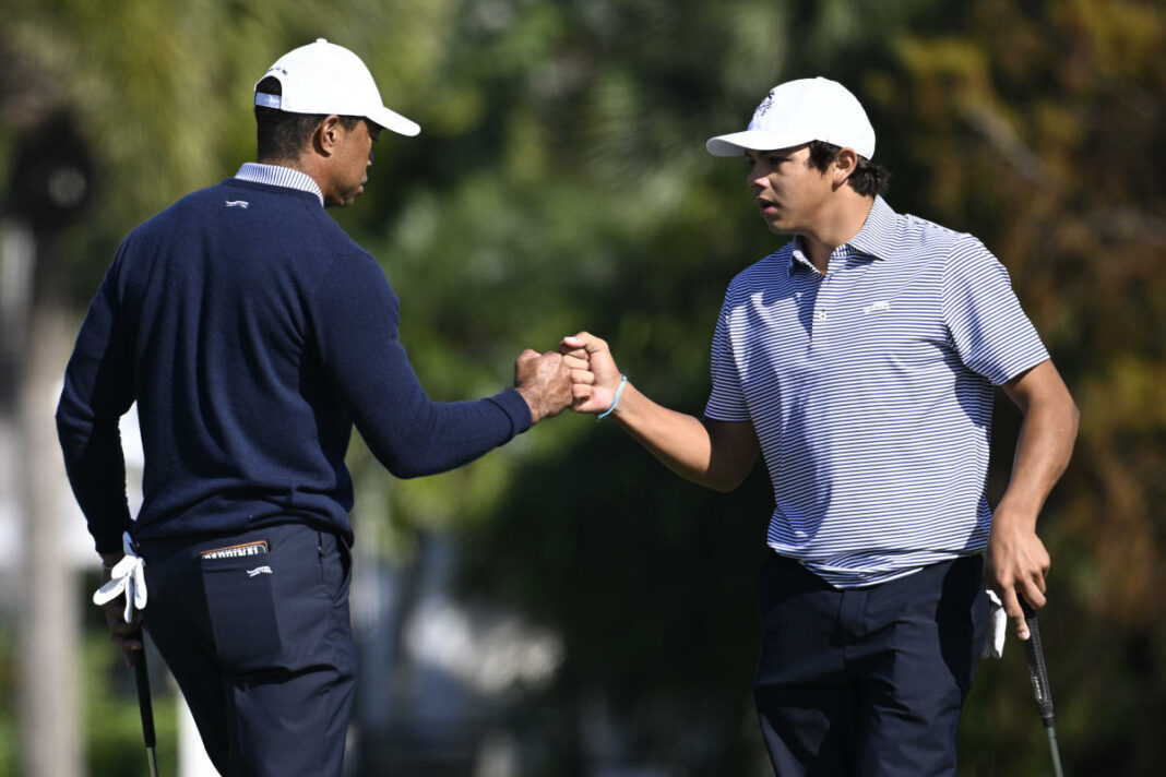 Tiger Woods y su hijo Charlie comparten el liderato del Campeonato PNC
