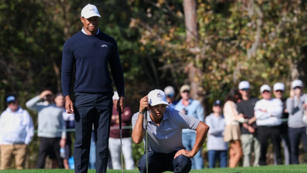 Tiger Woods y su hijo Charlie, disparan 59 en el Campeonato PNC, empatados en el liderato al ingresar a la ronda final
