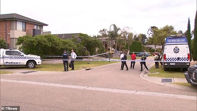 La mujer, de 59 años, fue encontrada muerta en su casa de Langwarrin en el sureste de Melbourne alrededor de las 6.30 a. m. del jueves (en la foto: policía en el lugar).