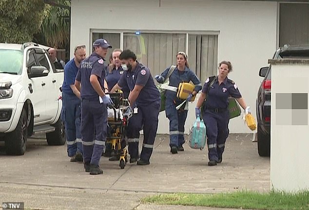 Un niño pequeño lucha por su vida después de ser sacado de una piscina en un patio trasero en el suroeste de Sydney el martes por la noche (en la foto, paramédicos en el lugar)