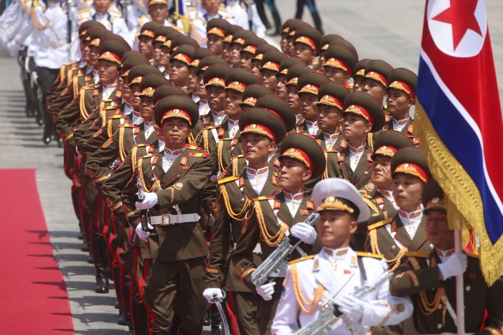 Tropas norcoreanas abren fuego contra unidad rusa, afirma la inteligencia militar de Ucrania
