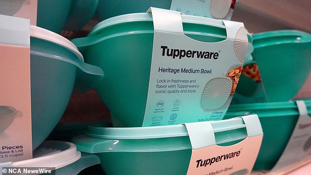 Tupperware ha dicho al personal que se retirará de Australia después de que un grupo de prestamistas se hiciera cargo de la empresa en dificultades.