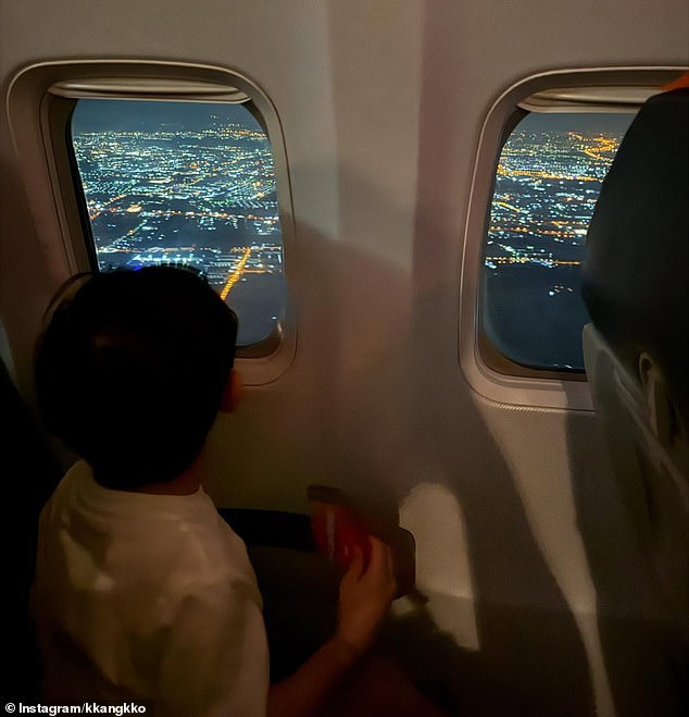 Kang Ko compartió fotos de las vacaciones de su familia en Instagram, incluida una de él mirando emocionado por la ventana del avión mientras volaban a Tailandia.