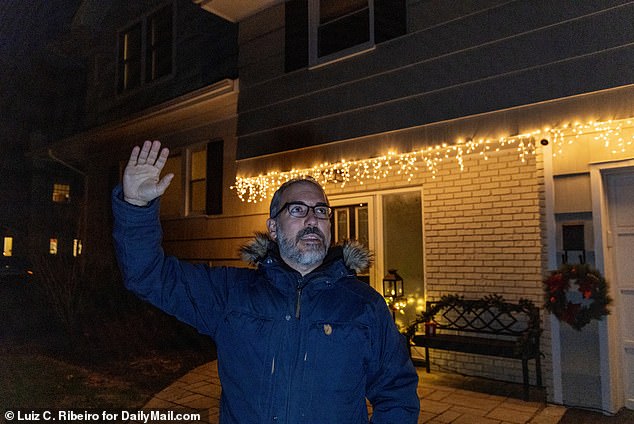 Joseph Micali, de 38 años, un abogado de patentes de Westfield, Nueva Jersey, estaba en el camino de entrada de su casa, mirando los drones que había estado viendo iluminando el cielo sobre su casa durante días.