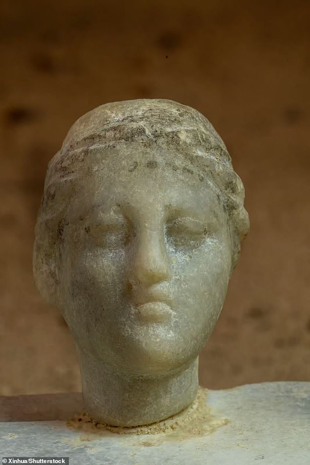 Los arqueólogos han descubierto una estatua que puede representar a Cleopatra VII, la reina egipcia famosa por su belleza e inteligencia que gobernó entre el 51 y el 30 a.C.