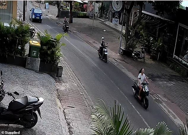 La turista japonesa Sahori Fukuyama (en la foto, derecha) conduciendo una scooter por una carretera en Uluwatu, Bali, momentos antes de que ocurriera el horror.