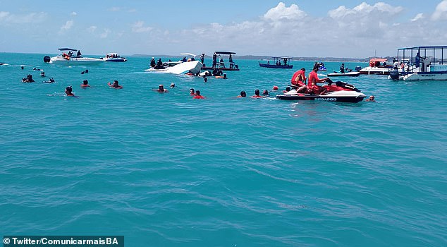 Un catamarán con 50 personas a bordo se hundió el viernes en una playa de Maragogi, Brasil. En el accidente murió Silvio Romão, residente del estado de São Paulo, sureste de 76 años.