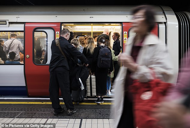 Un conductor de metro que se jactaba de haber tenido relaciones sexuales con otro trabajador del metro está siendo investigado por TfL después de decir que durmieron juntos en el taxi mientras viajaban. Foto de archivo