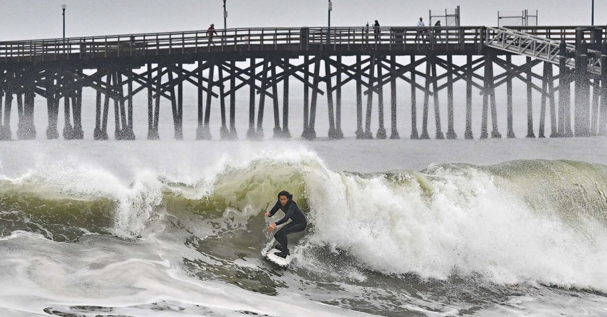 Un hombre muere después de que una gran ola lo atrapara debajo de los escombros en una playa de California
