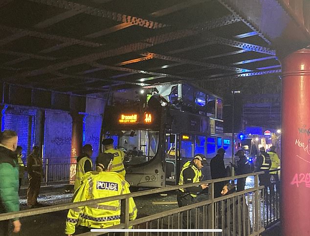 Un hombre permanece en estado crítico después de que un autobús de dos pisos chocara contra un puente ferroviario en Glasgow.