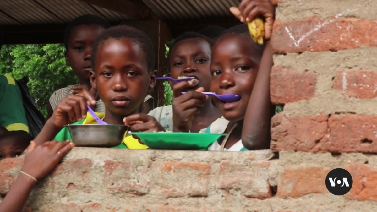 Un nuevo enfoque alimentario beneficia a estudiantes y agricultores de Malawi
